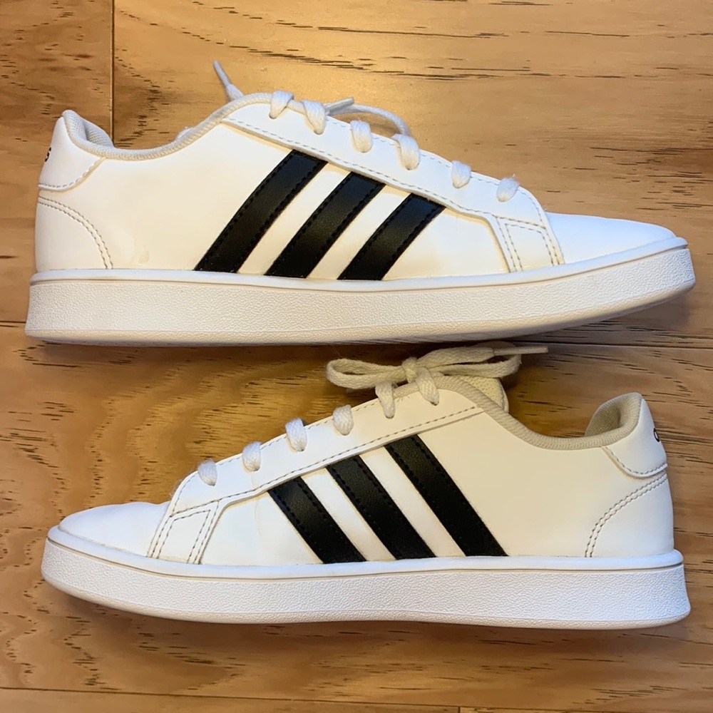 Adidas youth court size 3 1/2